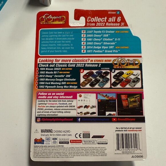 Johnny Lightning 1971 Pontiac Grand Prix Bronzini Gold Metallic - Picture 3 of 8